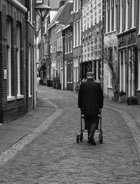 man met rolator (1 van 1)