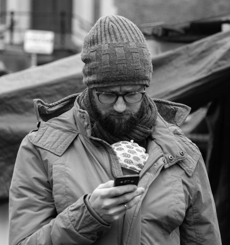 man met smartphone (1 van 1)