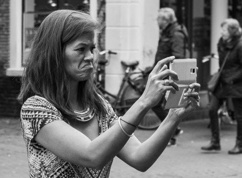 dame maakt foto (1 van 1)