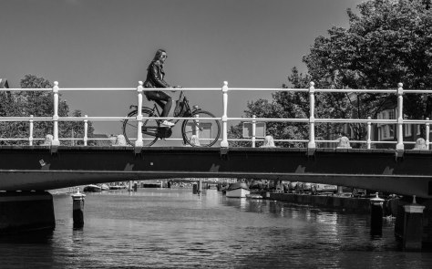 dame fietst op brug (1 van 1)