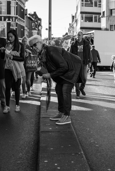 gebogen-vrouw-1-van-1