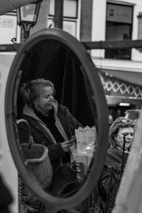 dame-in-spiegel-1-van-1