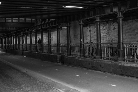 man-loopt-in-station-tunnel-1-van-1