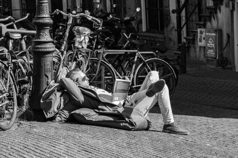 Jongen leest boek (1 van 1)