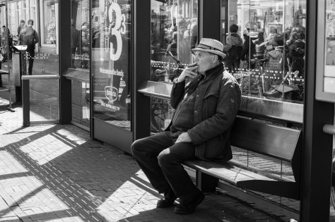 man sigaar bushalte (1 van 1)