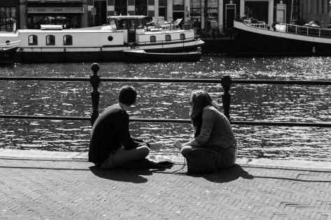 stelletje kijkt over water (1 van 1)