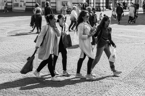 girls on the move (1 van 1)